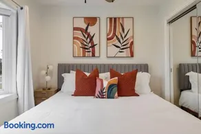 Stunning Retro Beach Oasis, Dual Living, Pool - Image 3