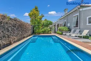 Central Charm - Echuca Holiday Homes - Image 1