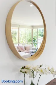 Big Stylish 3 bed house with Free Parking - Image 1