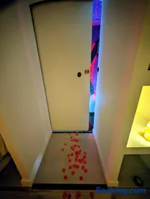 Love Room - Jacuzzi, Sauna, Clim & Pièce Secrète - Image 2