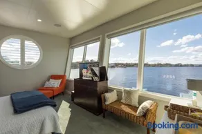 New Floating Luxury: Unique Houseboat Retreat - Image 3