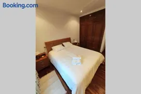 Piso Céntrico con Terraza y Garaje Para Tu Familia - Image 2