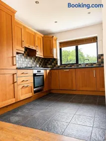 Brittas Bay Getaway 3 Beds 4 Bathrooms - Image 1