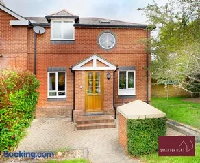 Farnborough - Communal Garden Parking - Image 1
