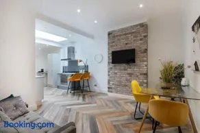 Cosy & Stylish Two Bed Apartment - Image 2