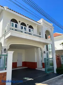 Supicha86 Sino ko kaeo Modern Private 3BR 3BA Villa - Image 3