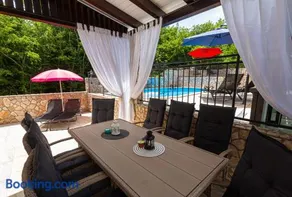 Apartment With A Private Swimming Pool, Garden & BBQ - Image 4