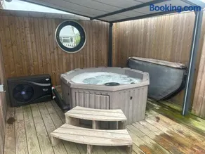 Humberston Boathouse Lodge & Hot Tub - Cleethorpes Beach Cabin Chalet - Image 2