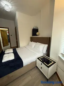 Brand New 1 Bed Apartment Free Parking Sleeps 4 Near Leeds City Centre First Direct Arena St James Hospital Leeds - Image 1