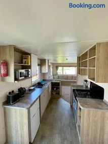 Caravan at Seawick Holiday Park Close to Beach - Image 3