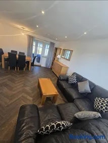 Modernised 3 Bed House - Image 2