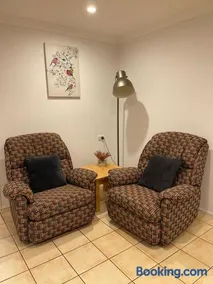 Tamborine Accommodation 84 Eagle Heights Road 6 Bedroom 3 Baths Parking Complete Holiday Home - Image 1