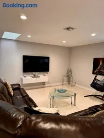 Modern Miami Oversized 3 Bedroom in Central Location - Image 2