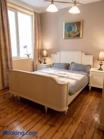 Spacious House in Central Sofia with Garden - Image 4