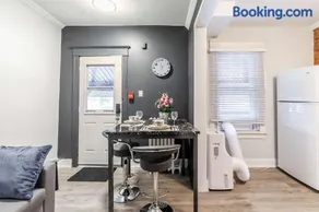 Boutique 2BR Apartment on James St North Sleeps 6 - Image 4