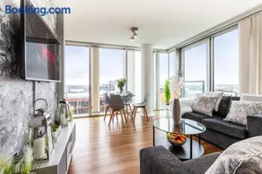 2 Bedroom 2 Bathroom Apartment City Centre Free Parking Fast Wifi Juliet Balcony and Smart TV with SkyTV and Netflix by Yoko Property - Image 2