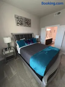 In The Heart Of Dallas with Pool View! Free Parking! Spacious! - Image 2