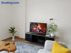 Cozy Serene Two Master Bedroom - Image 3
