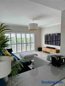3 bed Garden Apt, Clifftop, sleeps 8 with parking and Lazy Spa - Image 5