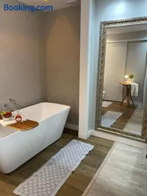 Loft novo com banheira de imersão a 5min da Vila Germânica ar e garagem - Image 2