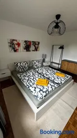 StayinDresden de Elbjuwel-Apartment Kingsize-Bett - Image 3