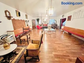 2000 sq ft with pool on 50 acres, near airport - Image 1