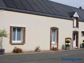 Gîte chaleureux avec jardin arboré, terrasse, salle de jeux et parking privé à Pré-Saint-Évroult. - Image 2