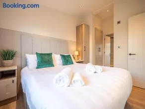 Countryside Lodge Retreat on Golf Course - Image 2