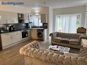 Zone 3 Flat with Parking and Garden - Image 2