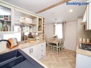 3BR Luxe Coastal Lodge - Sleeps 8- Seabreeze Lodge - Image 5