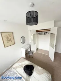 Lovely 2 Bed End Terrace - Private Parking - Garden - Image 2