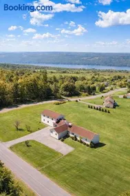 Lake View Home, Sleeps 9, Near Cornell, Family Friendly, Free Parking - Image 1