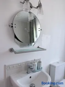 Twin room with private bathroom - Image 4