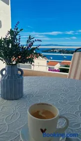 Peaceful Island Apartment with Stunning Sea View - Image 2