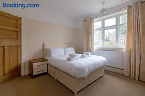 Large 4 Bed House with Games Room and Parking in Leicester - Image 5