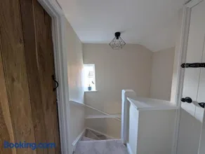 Central Grade 2 listed cottage - Image 5