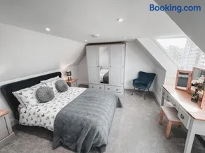 Charming 2-Bed House by Brookland Stays in Jersey Free Wi-Fi & Parking Included - Image 3