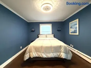 Entire house for big group-4 bedrooms -minutes from Hartford - Image 1