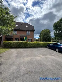 Beautiful apartment in Guildford with parking - Image 3