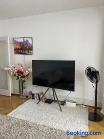 Salon lumineux avec TV et Canapé - Image 2
