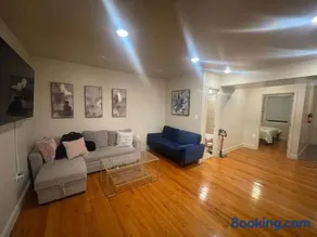 Chic 5BR 2BA apartment in DC - Image 1