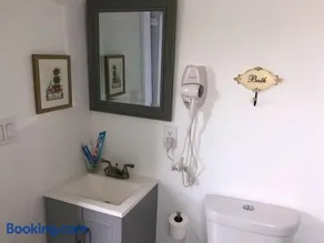 Cozy Aqua Private Suite with Parking - Image 5