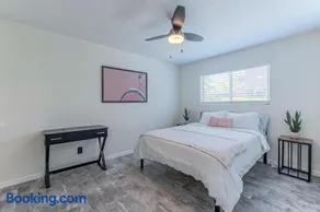 Tempe Downtown Retreat near ASU & Mill Avenue - Image 4