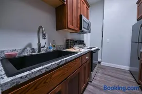 Dual patios, Free Laundry Service, College steps - Image 5