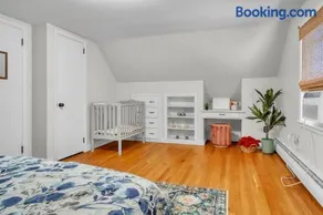 4 Bedroom House Near Bristol Center - Image 3