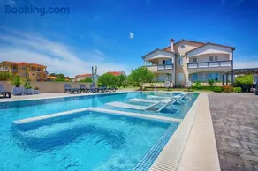Family-friendly apartments with swimming pool Vir - Kozjak, Vir - 18542 - Image 2