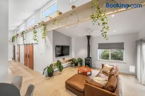 The Ausly Architectural Coastal Retreat with pool pet friendly - Image 1