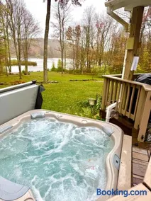 Wooded lakefront chalet with hot tub and game room - Image 3
