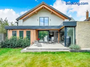 Stylish Smart Home Near Leeds - 4 En-Suite Bedrooms - Image 4