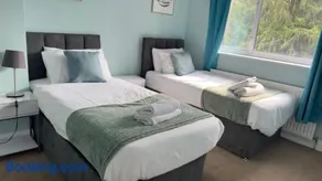 4Bedroom house at Town Centre with Free Driveway Parking - Image 2